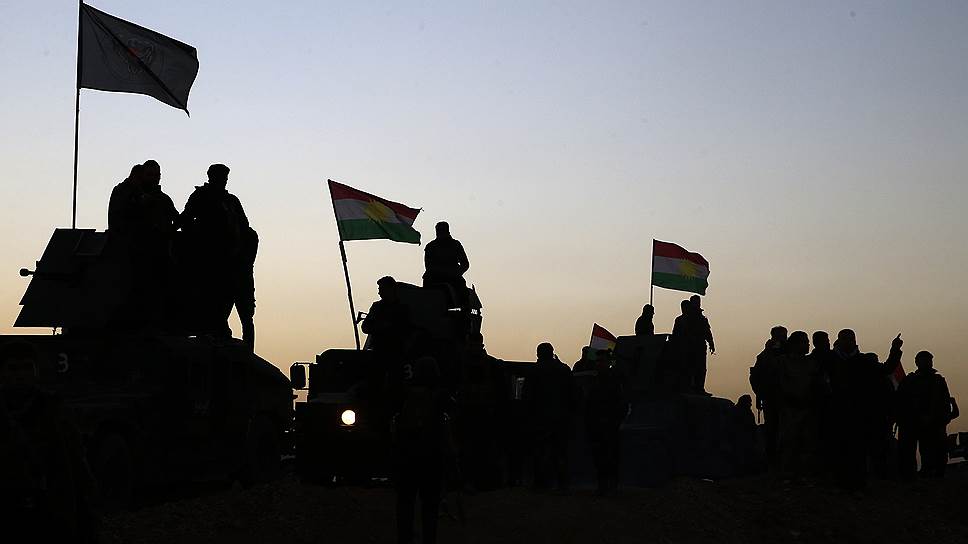 Курдские отряды пешмерги, подготовленные американскими инструкторами, воюют фактически на передовой — они находятся в 30 км от Мосула, значительно ближе правительственных войск