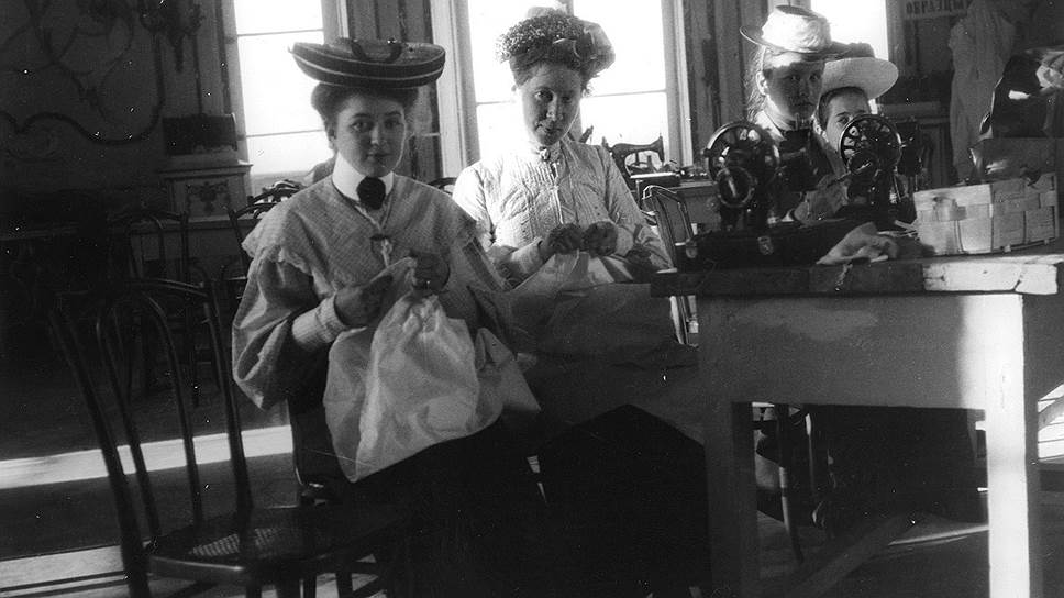 Долгие годы шитье для благотворительных нужд (на фото) считалось почтенным, а для заработка — презренным занятием для благородных дам