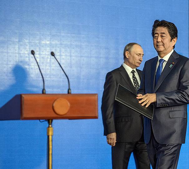 Японская общественность возмущается тем, что премьер-министр Синдзо Абэ приезжал в Россию пять раз, позабыв о дипломатическом принципе, согласно которому лидеры попеременно должны посещать друг друга