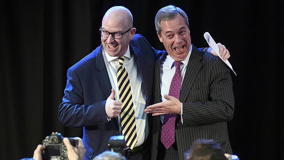 Британская националистическая партия UKIP решила быть ближе к народу, сменив Найджела Фараджа (справа) на нового лидера, пообещавшего говорить на языке рабочих,-- Пола Наттолла (слева)