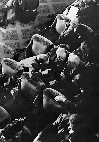 От полученного при создании ООН права вето СССР не собирался отказываться ни при каких обстоятельствах (на фото — В. М. Молотов и госсекретарь США Э. Стеттиниус на конференции учредителей ООН в Сан-Франциско, 1945 год)