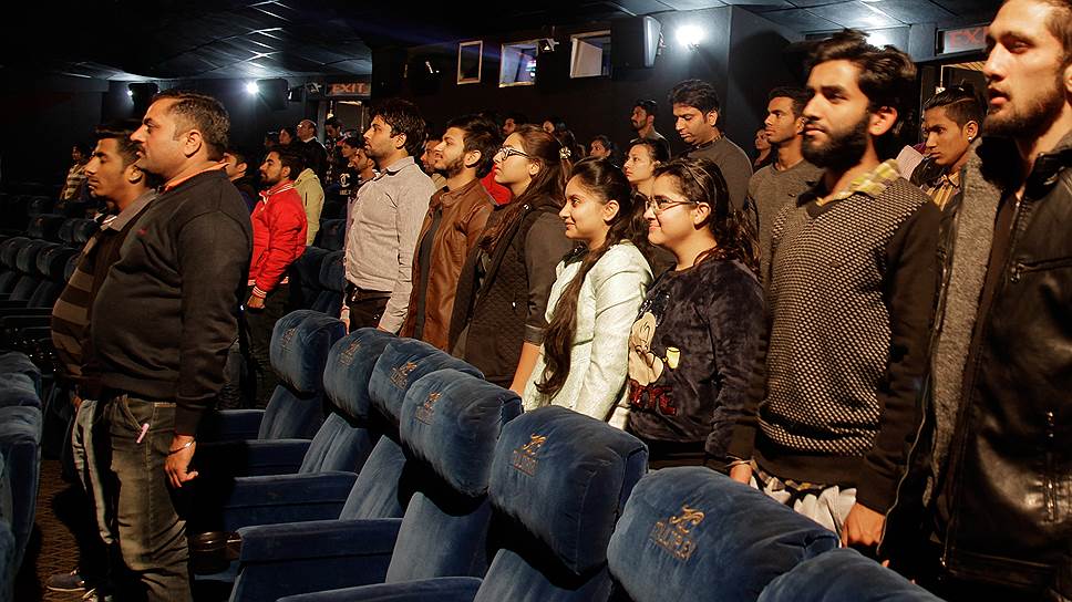 Индийские власти решили, что посетители кинотеатров должны постоять за свое патриотическое воспитание