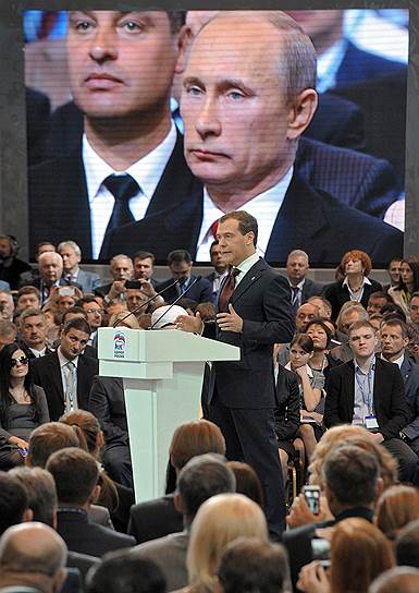 Падение рейтинга «Единой России» в 2011 году привело к тому, что Владимир Путин дистанцировался от партии и передал руководство ею уходящему с поста президента Дмитрию Медведеву