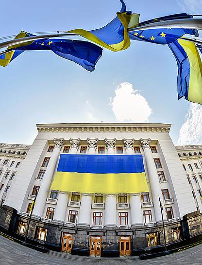 Стремление Украины на Запад заметно в обилии флагов ЕС, развевающихся по всей стране рядом с госучреждениями
