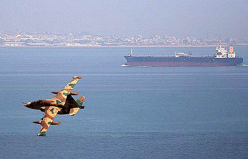 Иранский истребитель сопровождает нефтяной танкер в Оманском заливе