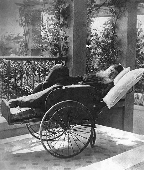 Бездумные и разжигающие интерес к писателю запреты привели к тому, что каждое его слово и любое происшествие с ним становилось событием всероссийского масштаба (на фото — Л. Н. Толстой во время болезни в 1902 году) 
