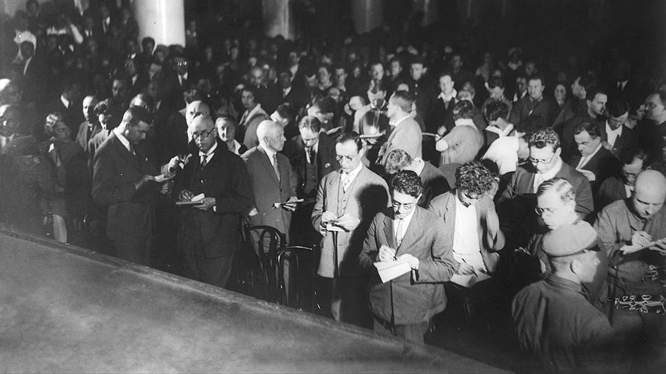 «Если такое дело рассматривается судом и если обвиняемый на самом процессе откажется от ранее принесенного признания, то дело может провалиться» (на фото — журналисты на судебном процессе по Шахтинскому делу, Москва, 1928 год)