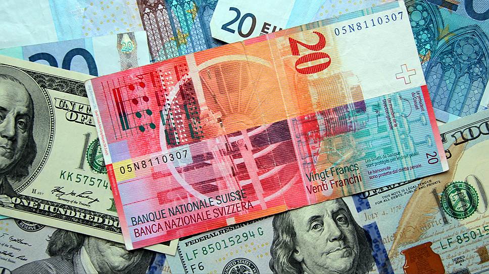 Зачем власти разных стран девальвируют собственные валюты