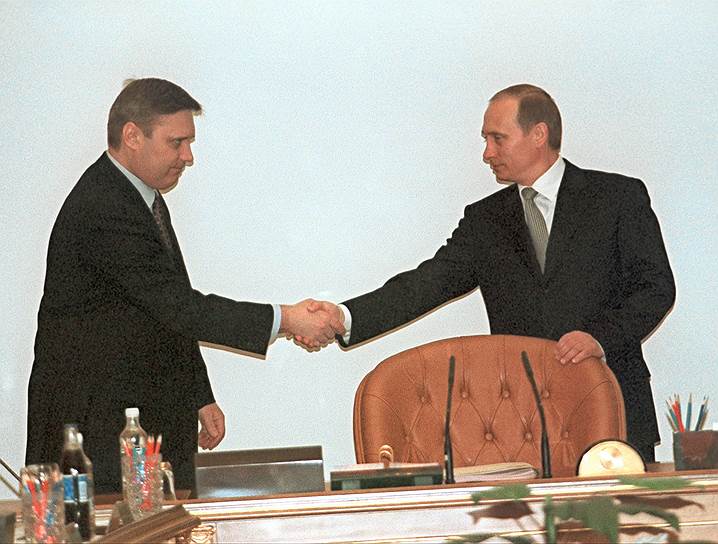 Когда Владимир Путин стал и. о. президента в 1999 году, практически сразу, за несколько месяцев до президентских выборов, стало понятно, что новым премьером станет Михаил Касьянов (слева)
