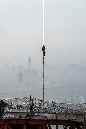 После того как Китай разобрался с падением юаня и возобновил крупные инвестиции в строительство, большинство индустриальных и развивающихся стран также перешли к экономическому росту (на фото — строительство небоскреба China 117 Tower высотой 597 м в Шанхае)