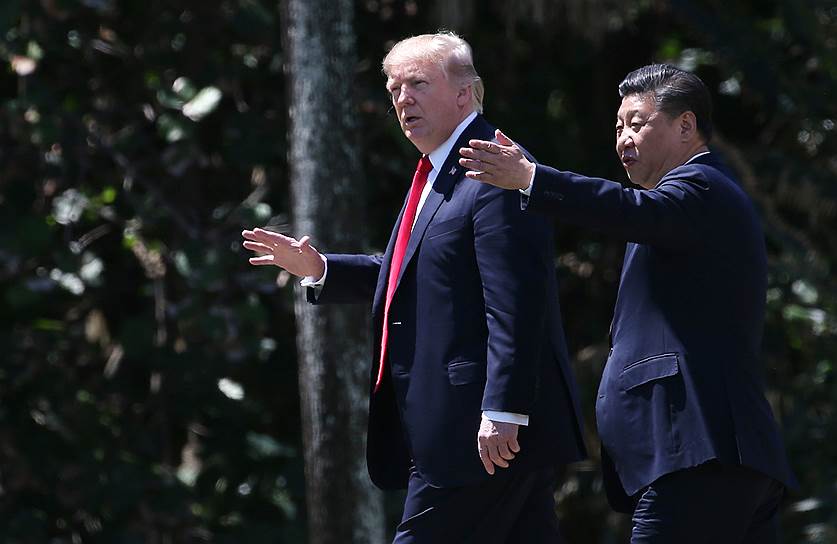 Половина американского внешнеторгового дефицита, с которым администрация президента Дональда Трампа (слева) решила бороться любыми средствами, приходится на Китай (справа — председатель КНР Си Цзиньпин)