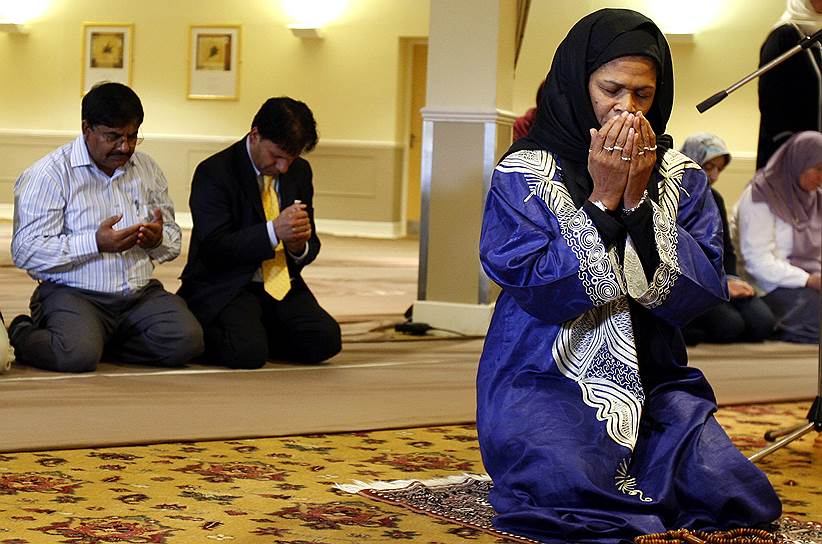 Амина Вадуд, первая женщина-имам, прочитавшая пятничную проповедь в Нью-Йорке в 2004 году, выводит понимание гендерного равноправия из представления об основополагающем исламском принципе единства — таухид