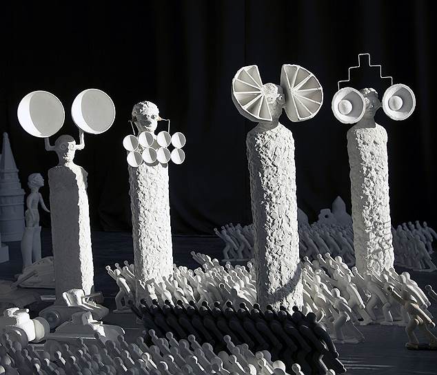 Проект &quot;Смена декораций&quot; художника Гриши Брускина в российском павильоне на 57-й Венецианской биеннале современного искусства 
