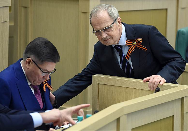 Председатель Верховного суда России Вячеслав Лебедев (слева) и председатель Конституционного суда России Валерий Зорькин, 2015 год 