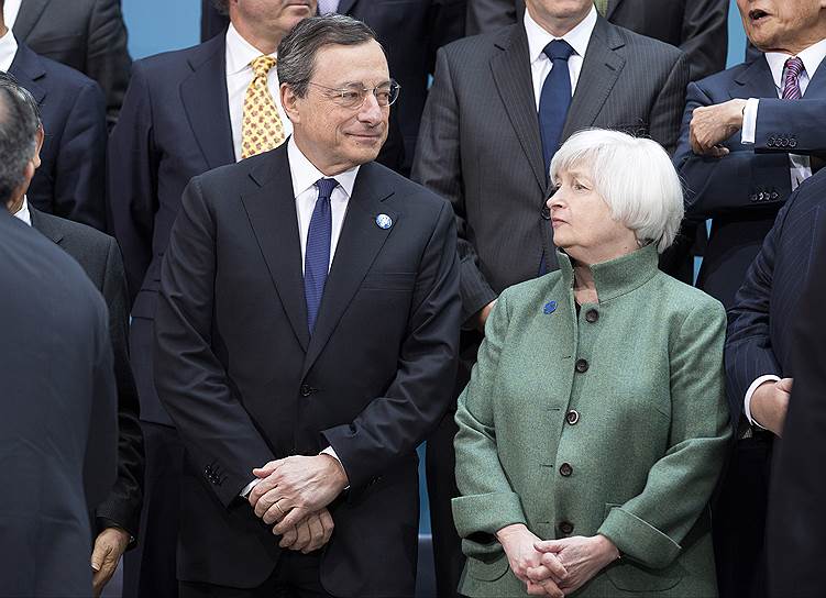 Слишком низкая инфляция в еврозоне и США не позволяет монетарным властям (на фото — главы ЕЦБ Марио Драги и ФРС Джанет Йеллен) свернуть программы количественного смягчения