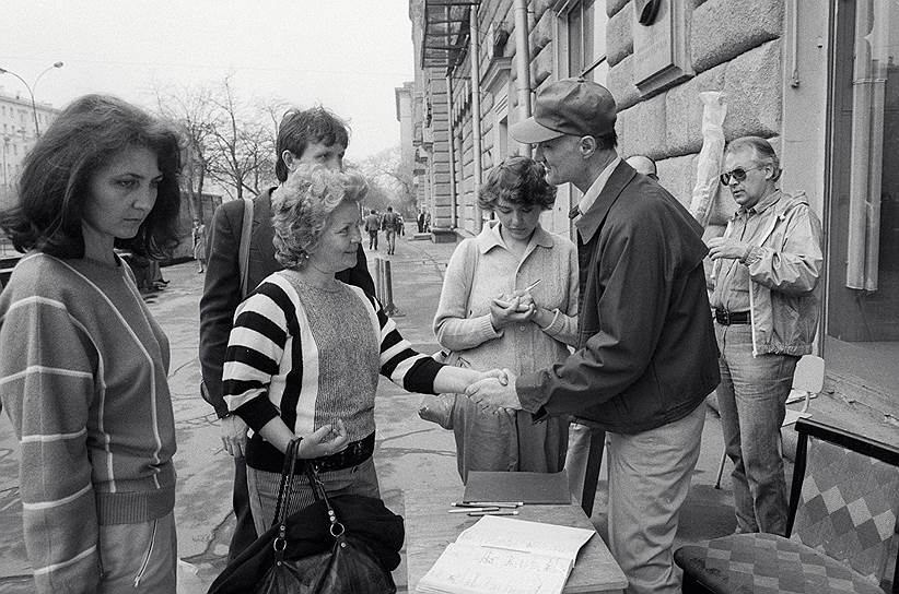 Джозеф Маури (справа) собирает подписи в защиту бездомных американцев у посольства США в Москве (1987 год)