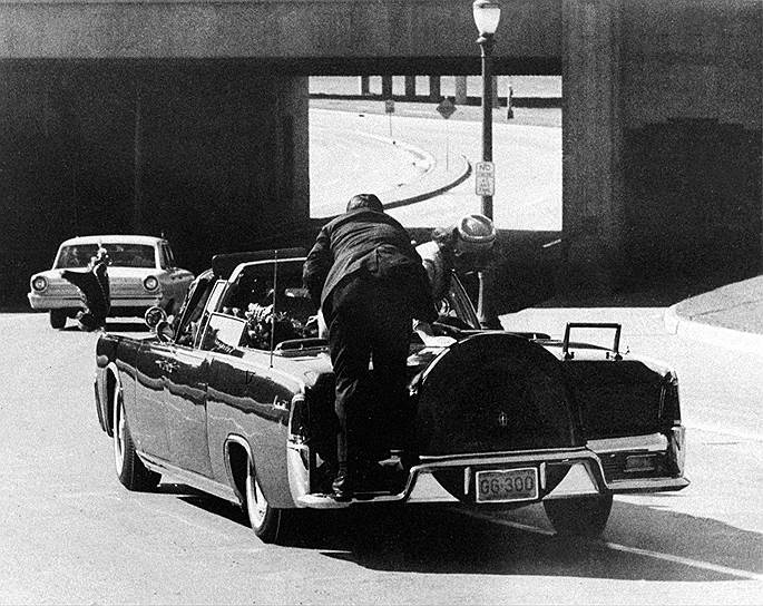 Джон Кеннеди был убит 22 ноября 1963 года во время визита в Даллас: Ли Харви Освальд застрелил президента США из снайперской винтовки, когда тот ехал в открытом лимузине по улице города