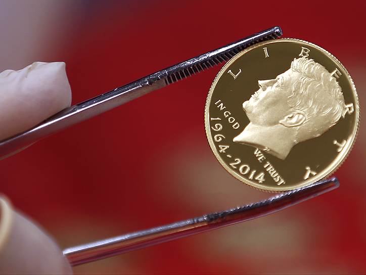 Памятная золотая монета, выпущенная к юбилею полдолларовой монеты с профилем Джона Кеннеди