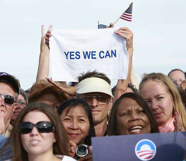 Сторонники президента Барака Обамы держат в руках предвыборный лозунг его президентской кампании