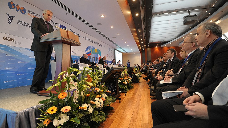 Посол ЕС в России Вигаудас Ушацкас (за кафедрой) на конференции в Центре Международной торговли