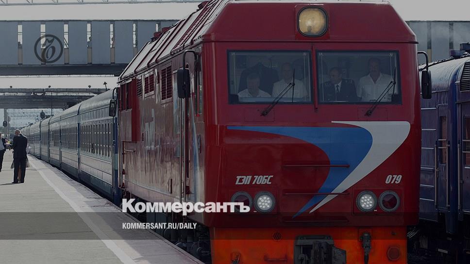 Поезд амур хабаровск. Поезд дальнего следования. Поезд на Дальний Восток. Электропоезд Хабаровск. Поезд Комсомольск-на-Амуре Хабаровск.