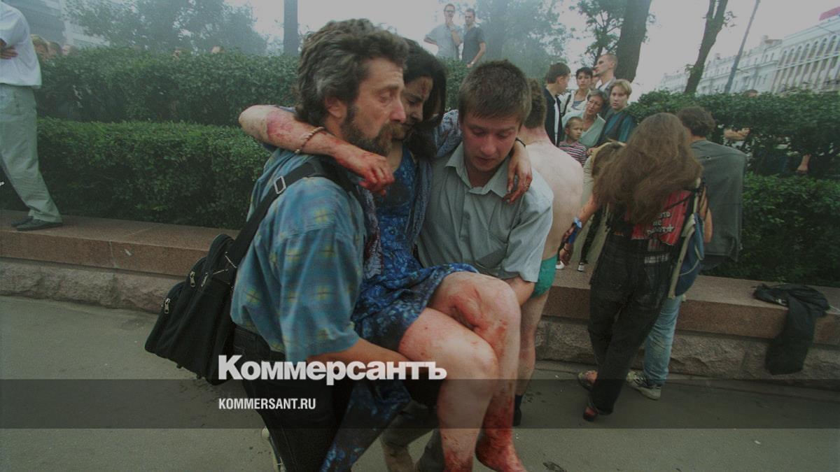 6 мая 2004. Ахмат хаджи кадыров 2004. 11 мая 2004 год. 11 мая 2004 год. 9 мая 2004 года ахмат кадыров.