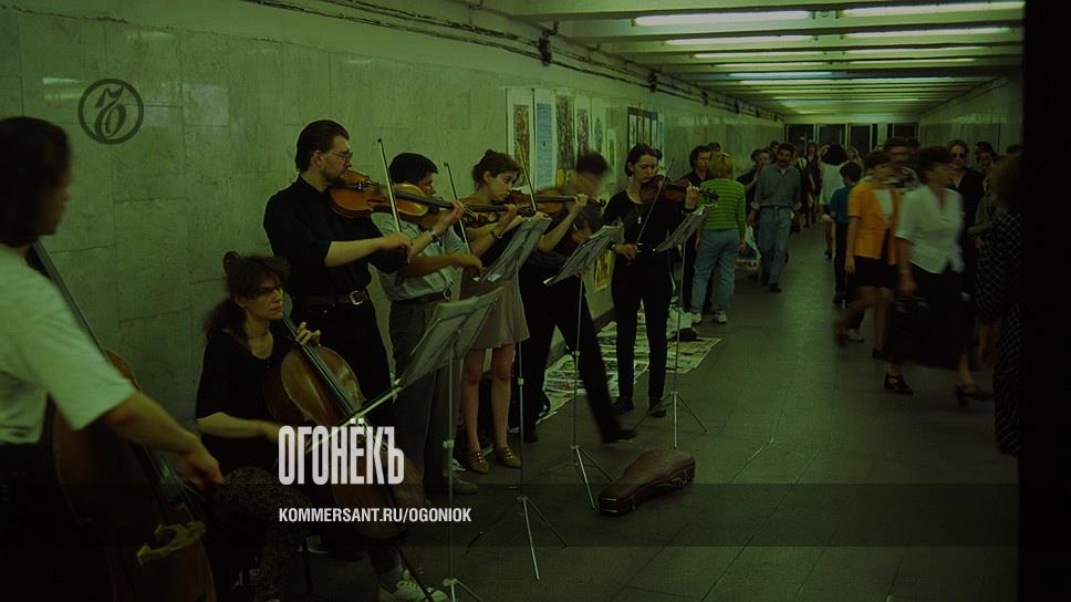 Поет в переходе. Певцы в метро. Скрипач в переходе. Выступления в переходах. Торговля в переходах метро.