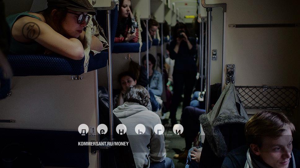 девочки в поезде. человек в окне поезда. долгий путь домой фильм корея. поезд потерянных солдат ростов. человек бросился под поезд.