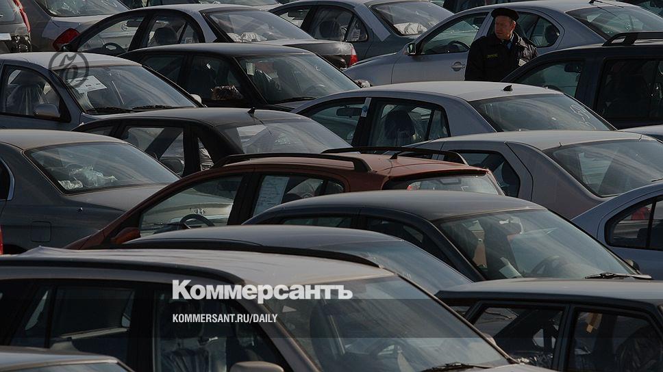 утилизационный сбор на автомобили из армении в 2021. денежный автомобиль. парк автомобилей. деньги в машине. подержанный автомобиль много денег.