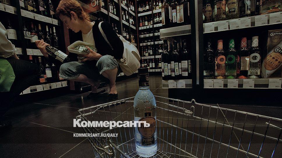 Реклама алкогольной продукции. Реклама алкоголя в аэропортах. Путинка в магазине покупатель.