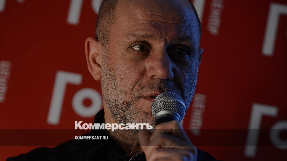 предложения, в которых выделенные слова являются предлогами. продюсер был заинтересован в продолжение. кто такой продюсер. продюсирование это простыми словами. продюсер был заинтересован в продолжение.