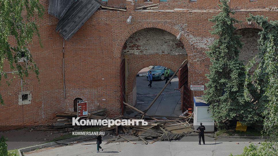 Буря в нижнем новгороде сегодня. Ураган в Москве 1998 Кремль. Шторм Нижний Новгород. Ураган в Москве 1998 Кремлевская стена. Ураган в Нижнем Новгороде.