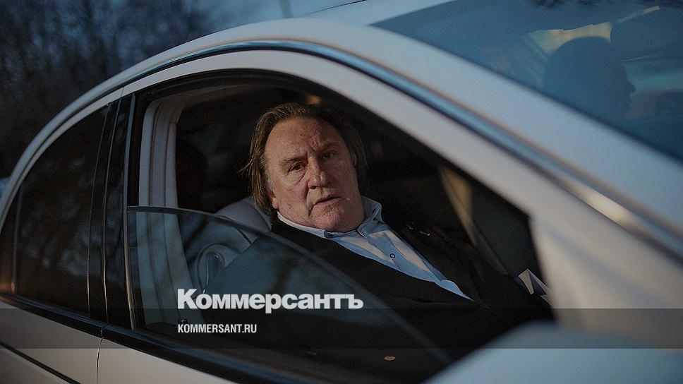 Где живет депардье сейчас. Жерар Депардье мушкетеры. Жерар Депардье депортация фильм. Депардье в машине. Депардье и Продюсерский центр в Москве.