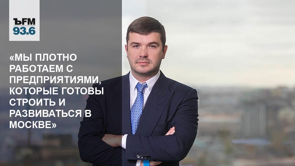 Руководитель диипп. Женщина в офисе за компьютером. Женщина в офисе. Женщина руководитель. Люди в офисе.