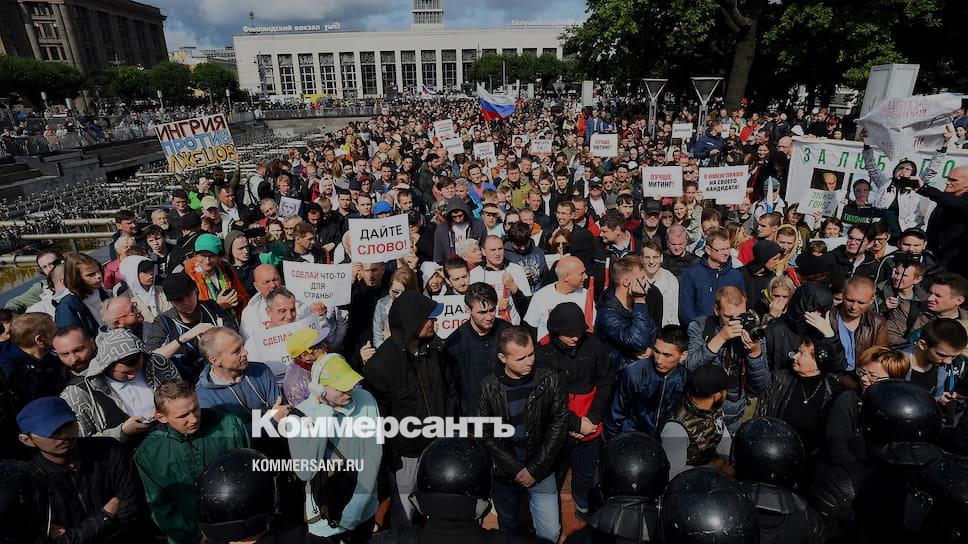 Полиция в Петербурге задержала участников акций памяти Навального. Среди них — журналисты