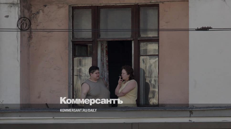 Общие балконы можно курить. Курить на балконе своей квартиры. Женщины курят на балконе на фоне труб экология Красноярск.