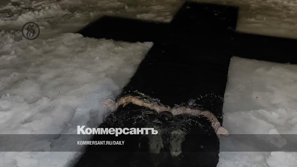 Видео крещения утонула женщина. Тело утопленника зимой в морге. Похороны Анны Усковой утонувшей в проруби.