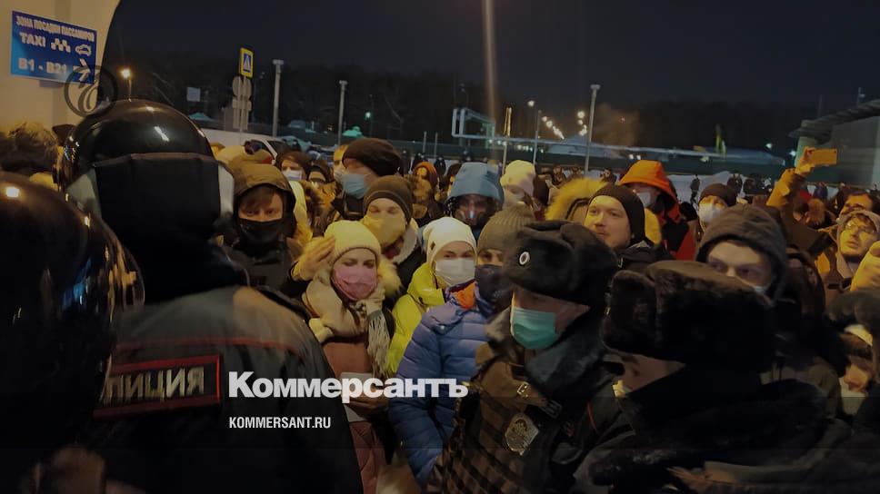 Полиция выгнала сторонников Навального из здания аэропорта