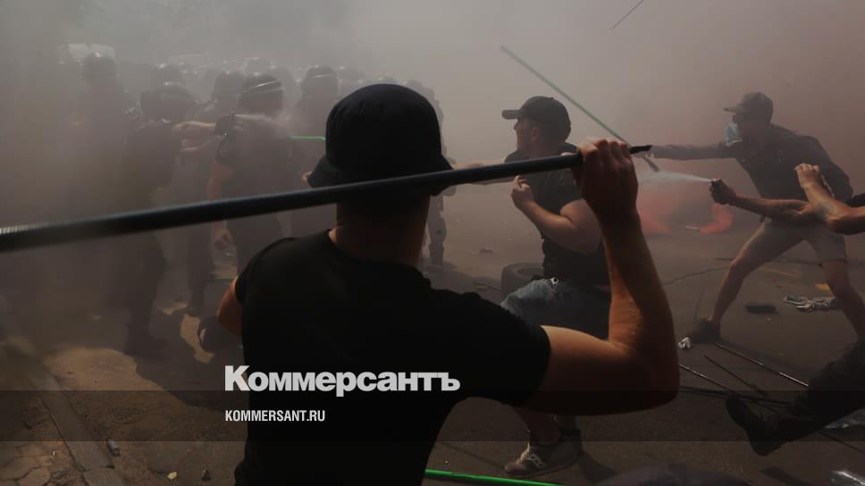 Около офиса Зеленского в Киеве произошло столкновение полиции и националистов - Vimarsana News