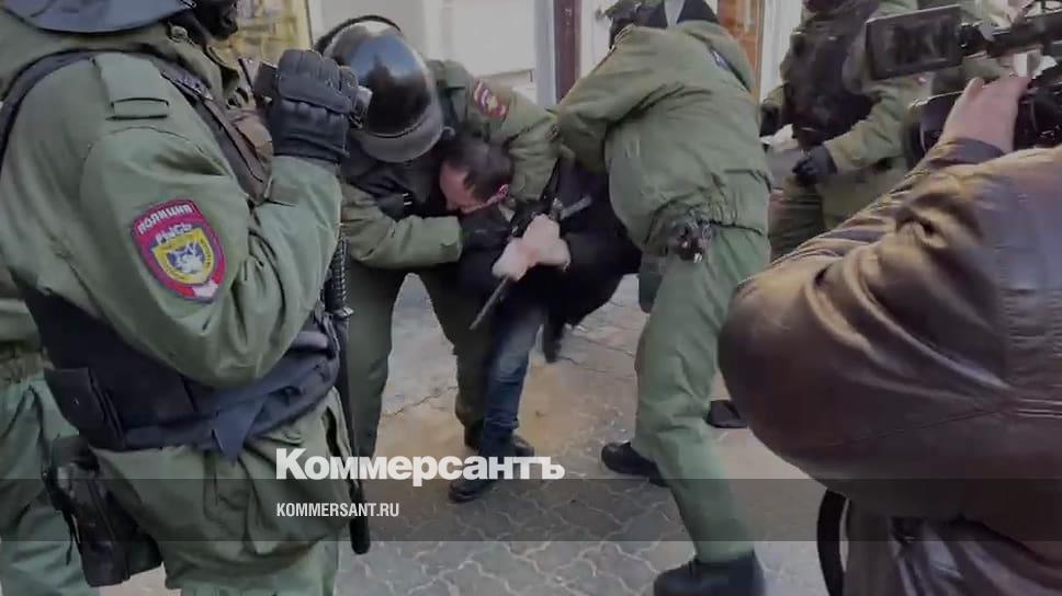 пикеты на манежной. протесты в москве против путин. миру мир салам. миру мир задержания. плакаты нет войне протесты в россии.