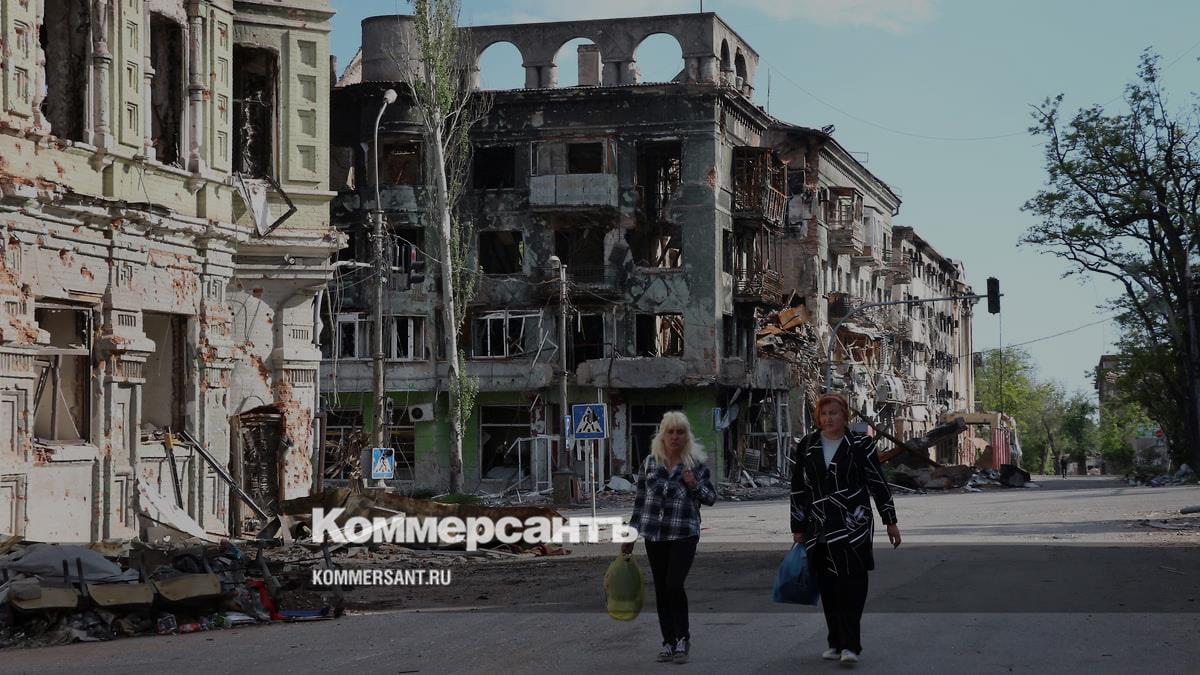 В память о брате. Уралец объяснил, зачем возвёл дом из бутылок шампанского