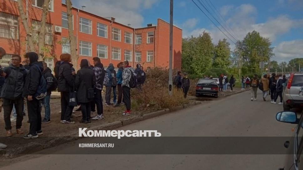 В Ярославле эвакуировали школу и колледж из-за сообщений о минировании ...