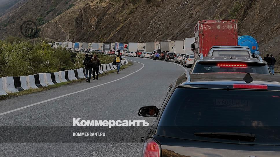A line of 2,000 cars stretched on the Russian-Georgian border