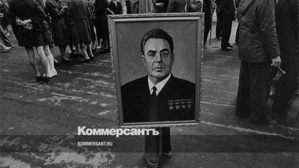 После смерти брежнева пост генерального секретаря занял. Похороны Брежнева 1982. Могила Брежнева 1982.