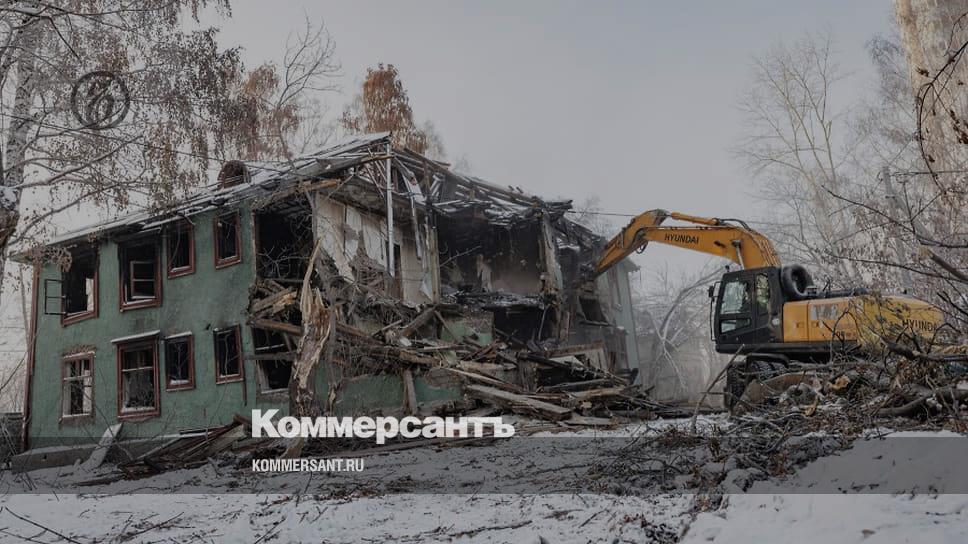 В Екатеринбурге снесли первый дом на Эльмаше по программе КРТ