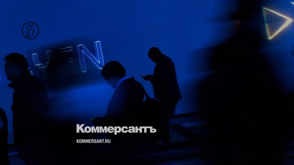 Two smartphones in one hand - Mir - Kommersant