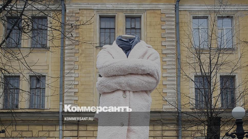 In St. Petersburg, the Yav art group erected a monument to a white coat