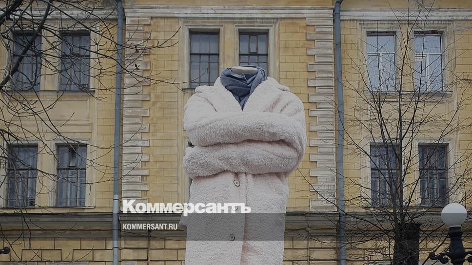 In St. Petersburg, the Yav art group erected a monument to a white coat