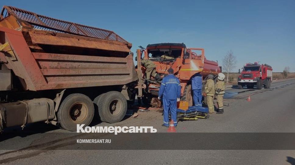 Водитель нефтевоза в Удмуртии врезался в стоящий на дороге «КАМАЗ ...