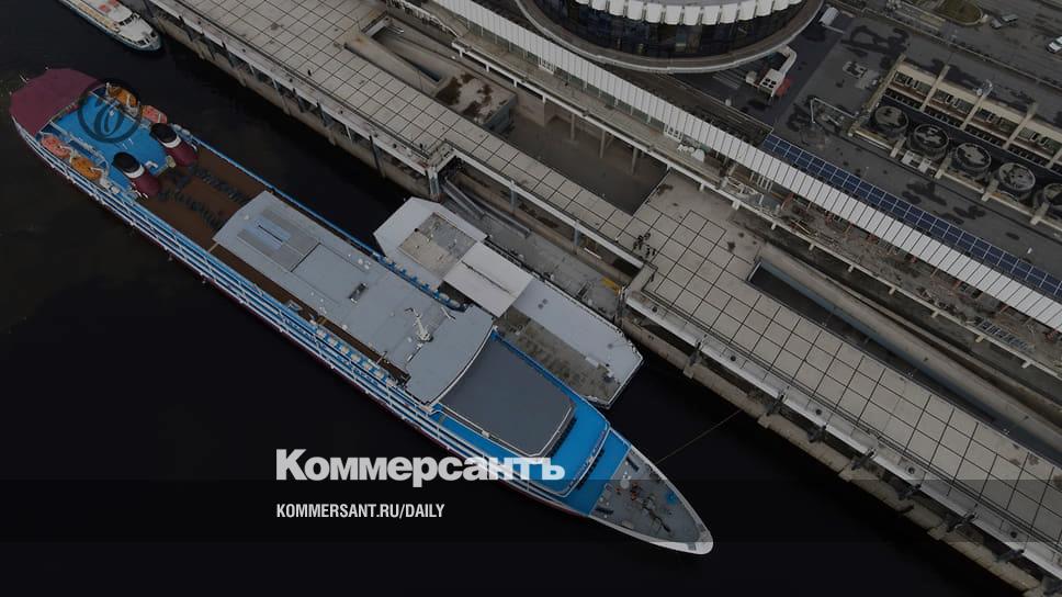 Tourists swim shallowly - Kommersant